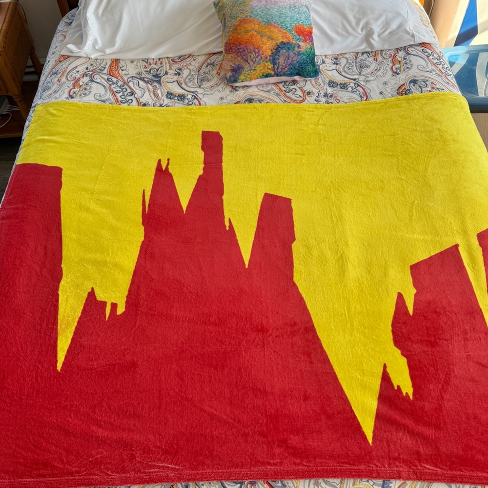 NEW without TAGS PLUSH Harry Potter/Hogwarts Castle Silhouette Blanket